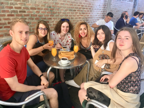 Dégustation de churros à Madrid, durant le voyage d’études du Bloc 2, mai 2019