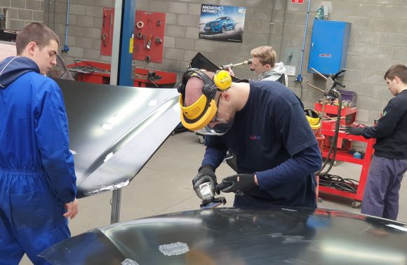 Bachelier Automobile Options Expertise Mecatronique Vehicules A Energies Alternatives Hel Haute Ecole De La Ville De Liege